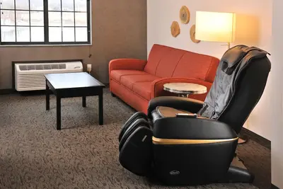 Image de Expanded King Executive, Living Room, Massage Chair, Stoney Creek Kc