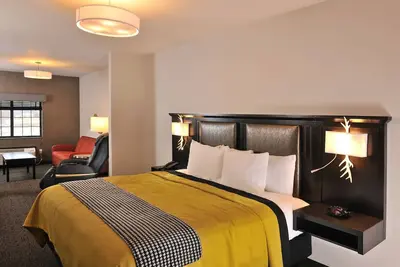 Image de Unique Lodge Experience Next to Kc - Heated Pool & Whiskey Bar