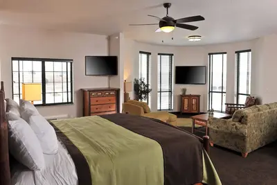 Image de Junior Theme Suite with Whirlpool, Living Room, Dry Bar, Stoney Creek