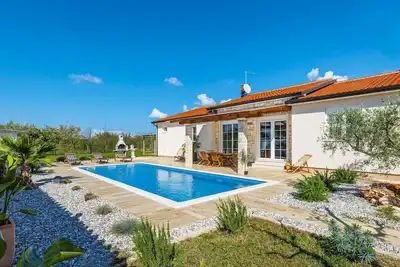 Image de Belle maison de vacances privée avec piscine privée, climatisation, Wifi, Tv, terrasse, parking