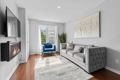 Image de Contemporary 3br Townhouse in Ajax: Cozy & Central