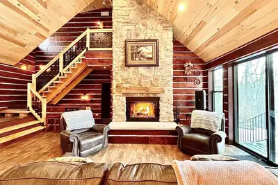 Image de HundredAkre Wood Cabin~2 King beds~River View~Sauna