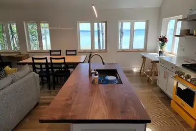 Image de Bright Modern Lakeside Retreat Newly Built!