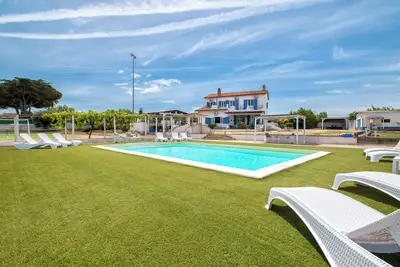 Villa Sara avec piscine privée, Wi-Fi et climatisation