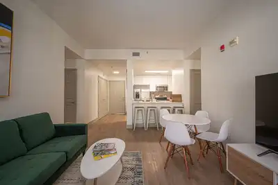 Image de Spacious 3 bedroom / 8 beds! Walk to stadium, arena, parks and restaurants.