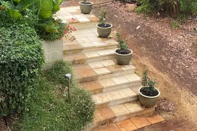 Image de Secluded rustic cottage charm, opposite river walk, close to town. Pet friendly!