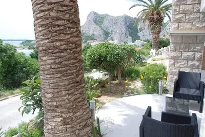Image de Appartement de deux chambres avec la terrasse et la vue sur le mer Omis (A-22684-a)