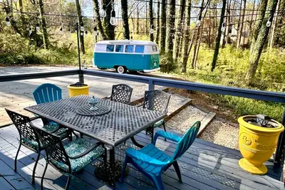 Image de Walk to Downtown Alpharetta - Camper hangout, game room, & chef’s kitchen