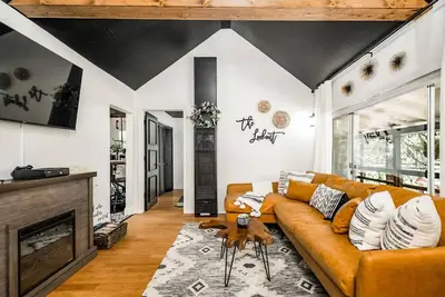 Image de The Lookout: A Romantic Boho Getaway • A/C - Pet Friendly!