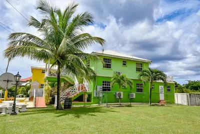 Image de Located on a ridge above the Barbados West Coast, 10 min walk to the Beach, in a quiet neighbourhood
