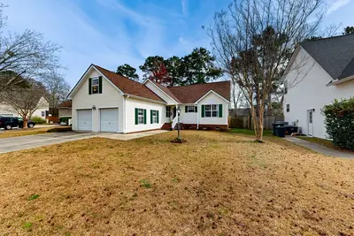 Image de Unique home near beaches & historic sites - sunroom, yard, central Ac, & W/D