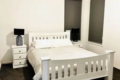 Image de Clean and airy house in a family friendly neighbourhood. Home office available.