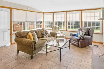 Image de Suburban Family Friendly 4 Br!