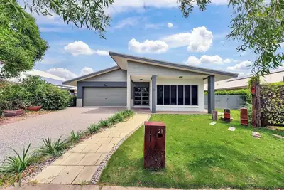 Image de Big & Breezy House | Mins to Beach, Hospital & Uni by Tropical Bnb