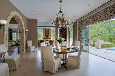 Image de 5 bedroom estate home in a gated community within walking distance to town.