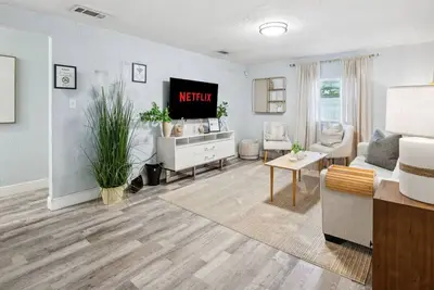 Image de Thrilling Skydive Haven: Modern, Cozy Retreat Near Tampa