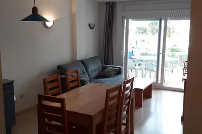 Image de Appartement à Roses avec piscine, jardin et animaux admis