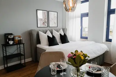 Image de Zwei Wohnungen, ein Erlebnis: Platz für 6 in 4 Schlafzimmern am Wismarer Hafen