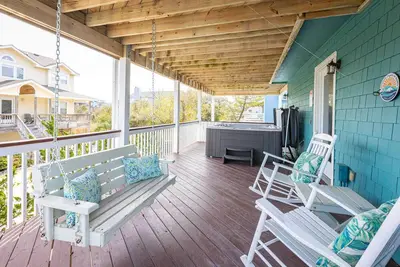 Image de Pool, Spa & Game Room Steps from Shore