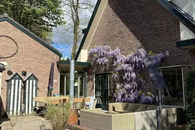 Image de Ruim Hoekhuis om tot Rust te Komen in een Natuurrijke Omgeving