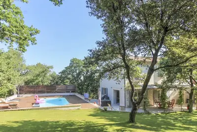 Image de Le Jardin des Chênes, maison de vacances familiale avec piscine privée à Eyragues.