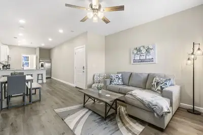 Image de Vineyards Escape 4 is located 3. 5 miles from Titanic and 4 miles from Sdc