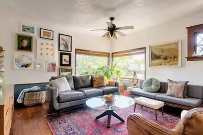 Image de Spacious home w/outdoor sauna near bars, eateries