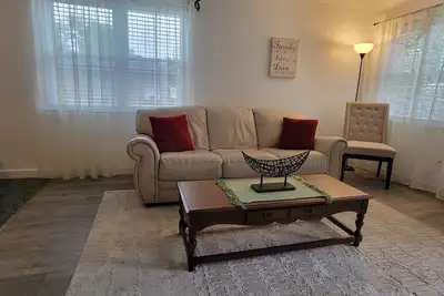 Image de Small \nhouse inside the City of Loxley. Big yard. Sage and calm neighborhood