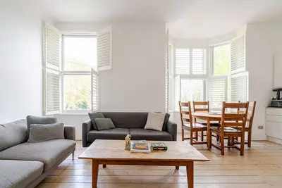 Image de Luxury 5 Bed House in central London. 11 mins to Zone 1: 18 mins to Oxford St W1