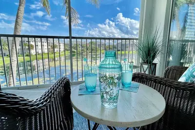 Image de Newly Available Jupiter Bay Condo 3rd Floor Views of Ponds hosted by A&E Hosts!