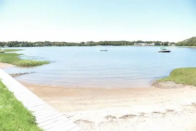 Image de Waterfront comfy 2bd cottage w/ direct access to private beach & amazing Bayview