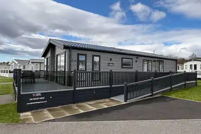 Image de 3 Bedroom -Prestige-Lodge-Salle de bain et douche-Vue sur le bois