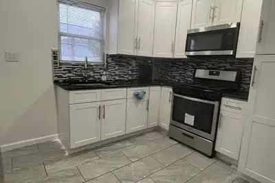 Image de Modern & Cozy 2br Apt w/ Parking – Perfect Location!