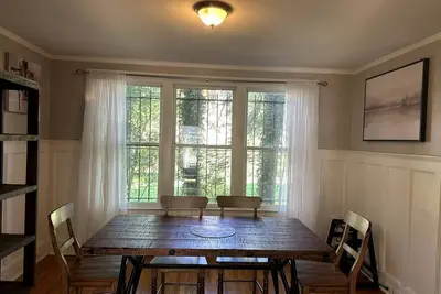 Image de Charming West Village Townhouse, steps from shops and entertainment.