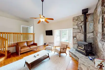 Image de Private, updated home with mountain views, Ev charger, smart TVs & dog friendly