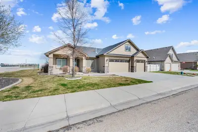 Image de Clean and Comfortable Centrally Located 5br/3Bath home in Meridian, Id.