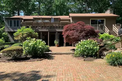 Image de Magnolia By The Sea-Attractive home, large yard & deck. Walk to Magnolia Beach