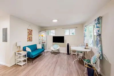 Image de Mountain & ocean-view home with bamboo garden, 1 block to beach