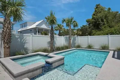 Image de Private Pool + Hot Tub - Block to Beach - Golf Cart - GameRoom - Carriage House