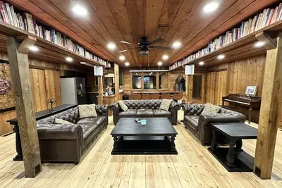 Image de 10Br Cozy Old Mill Lodge with Event hall, Sauna in Campobello sleeps 44