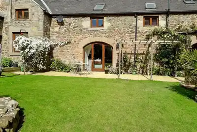 Image de Surrounded by beauty and nature, there’s no stay more perfect than at Mill Barn.