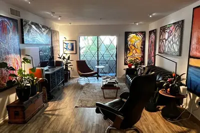 Image de Oldtown Scottsdale contemporary on lush tree-lined green belt & golf course!