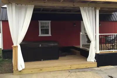 Image de River Road Retreat. Cabin minutes away from trails w/ hottub & seasonal pool!