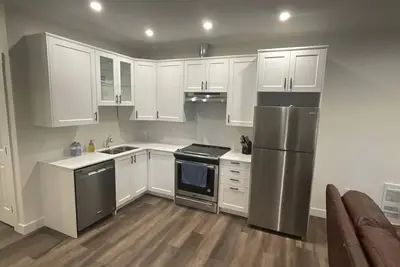 Image de Eliminate stress in this spacious and serene space with an adjacent Spa.