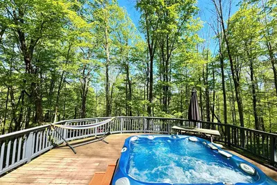 Image de Hot Tub, Sauna, Fireplace, & Vinyl– Adventure & Charming Towns!