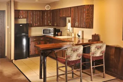 Image de Fireplace, Dry Bar, Theme Suite Mini Premier, Stoney Creek La Crosse