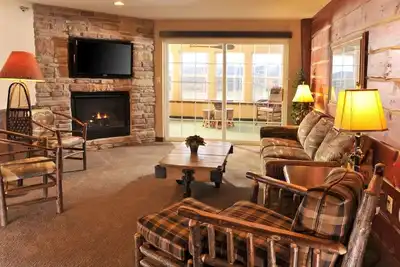 Image de Theme Suite Mini Premier, Fireplace, Stoney Creek Onalaska | 2 Units