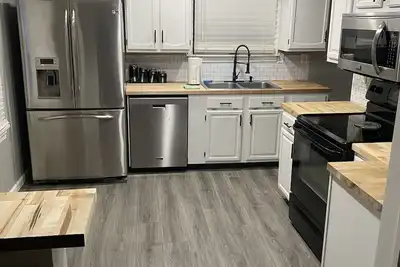 Image de Recently updated apartment in a Triplex unit #1 close to wineries and the lake.