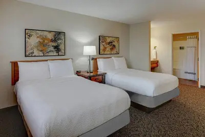 Image de Expanded Double in Stoney Creek Quincy! 2 Double Beds, Club Chair