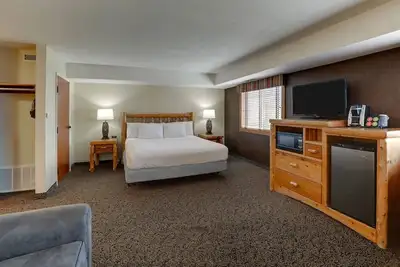 Image de Room for the Crew! Expanded King with Bunk Bed, Stoney Creek Quincy